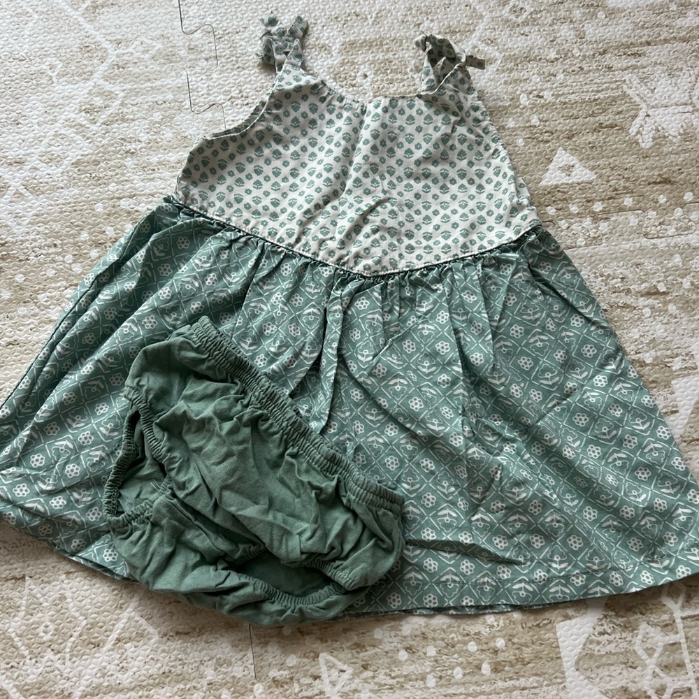 Baby girl geometric green dress 6M Carter’s